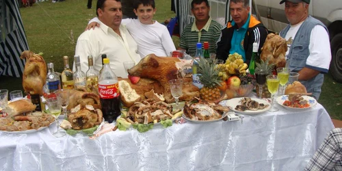 La Costeşti-Vâlcea au început să sosească rromi din toată ţara