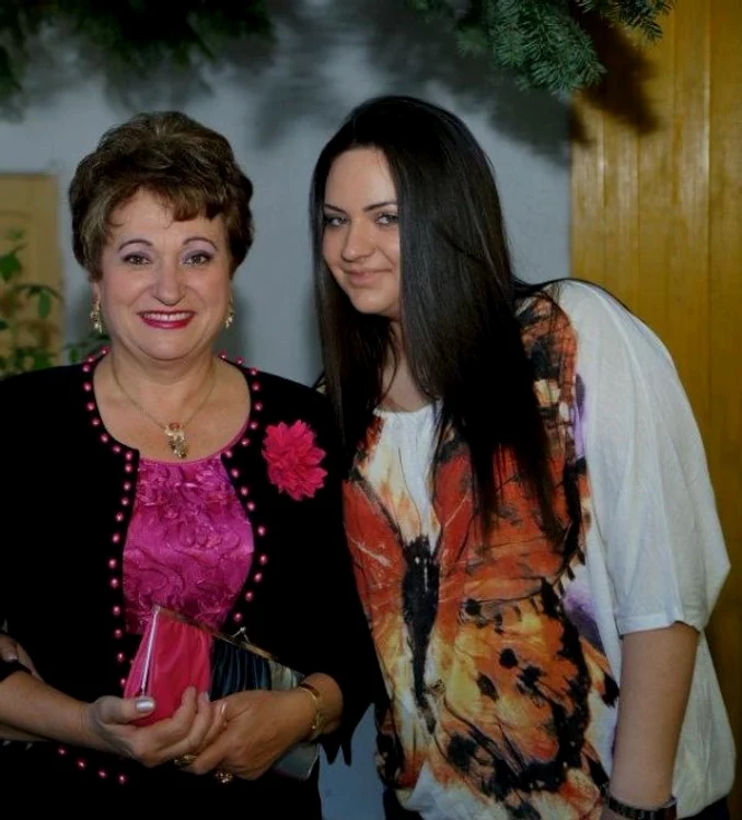 Mariana Birica si fiica ei, Roxana, pe vremea cind aceasta cantarea 120 kg