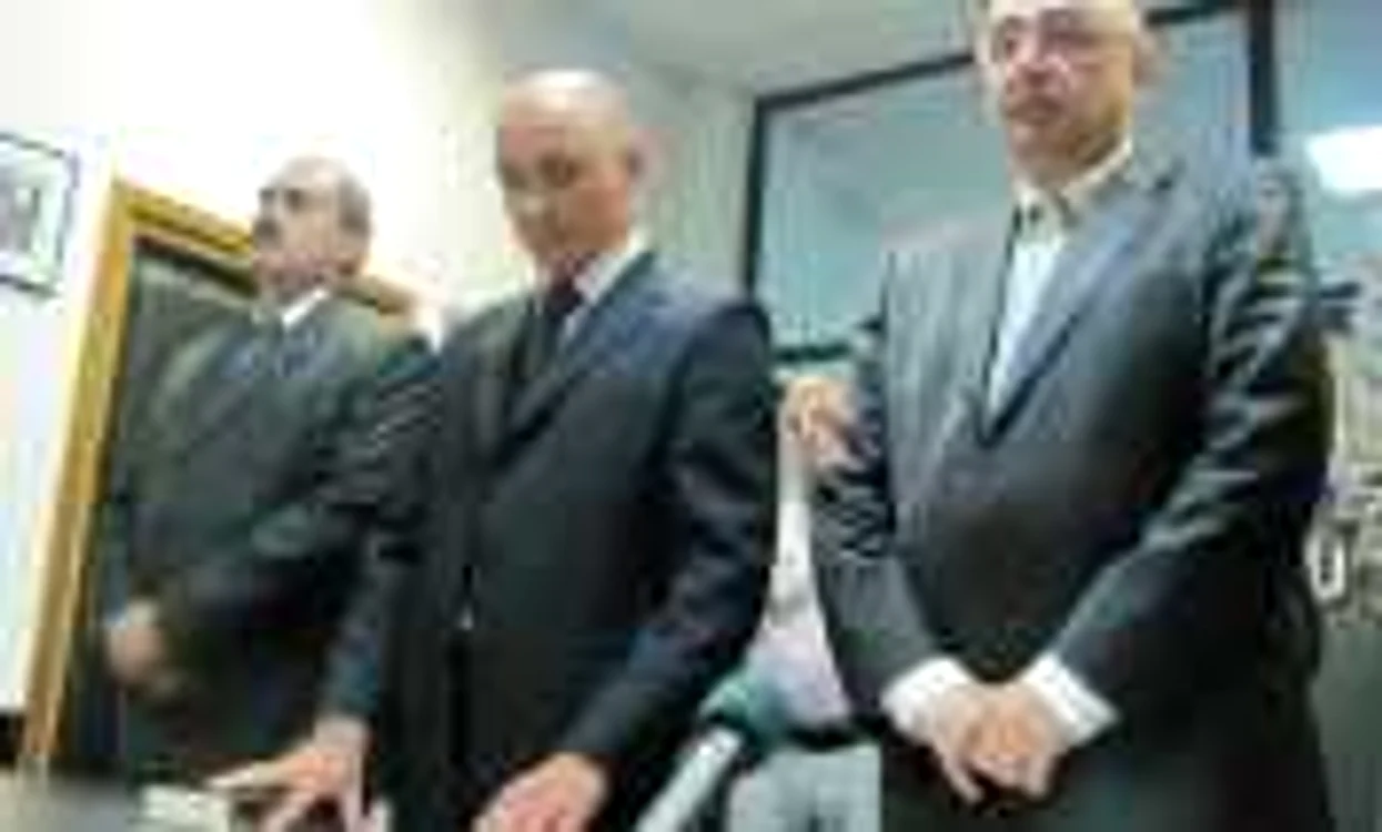 Noul subprefect, Laurenţiu Dumitru, a depus jurământul în faţa prefectului Robert Cristoi şi a secretarului de stat Mihai Capră