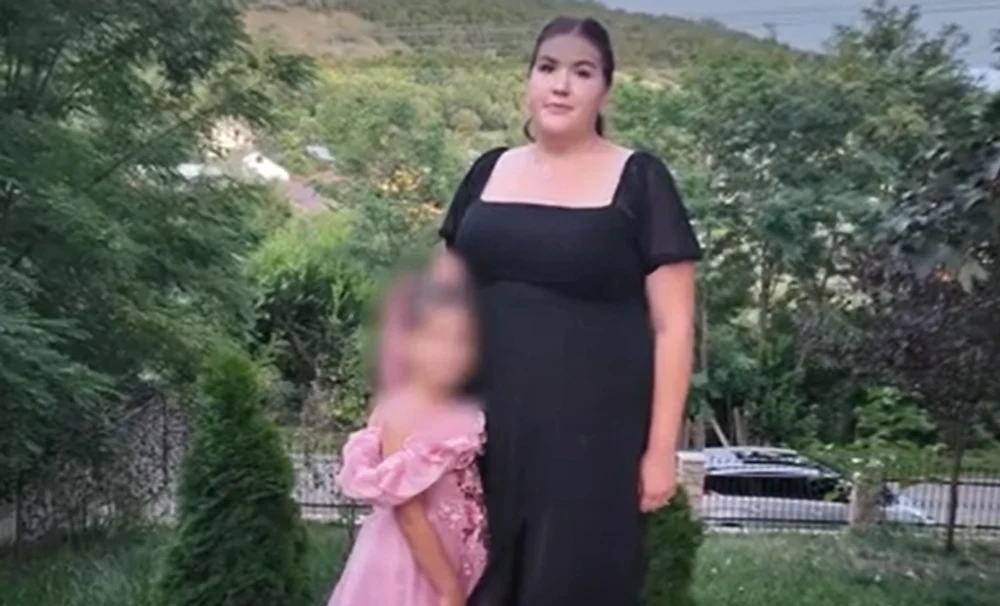 Tragedie în Iași: tânără găsită moartă în casă. Fetița ei a rămas lângă corpul mamei toată noaptea. Alerta, dată de soțul aflat în Germania