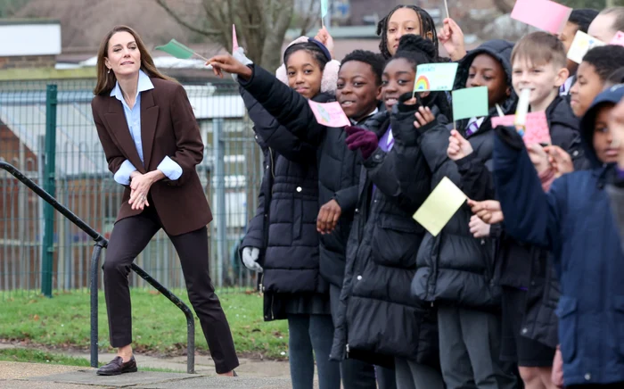 Kate Middleton fără tocuri la Castle Hill Academy in New Addington, Croydon, GettyImages (2) jpg