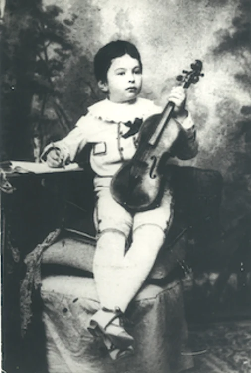 thumbnail Fotografie cu George Enescu copil, Muzeul Național de Istorie a României Enescu și Minotaurul png