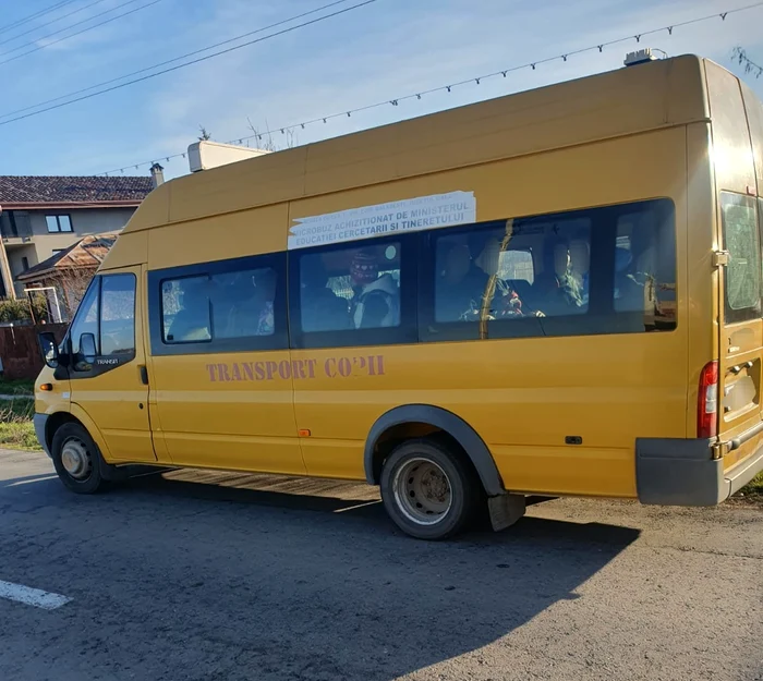 În microbuzul școlar se aflau mai mulți elevi FOTO: Poliția Galați