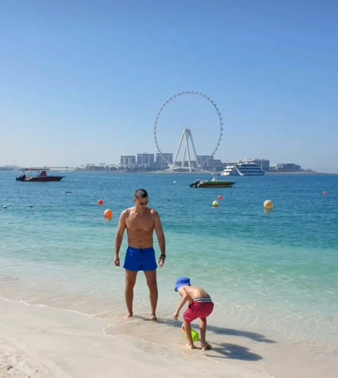 
    Mircea Badea, pe plajă, alături de Vlăduț  