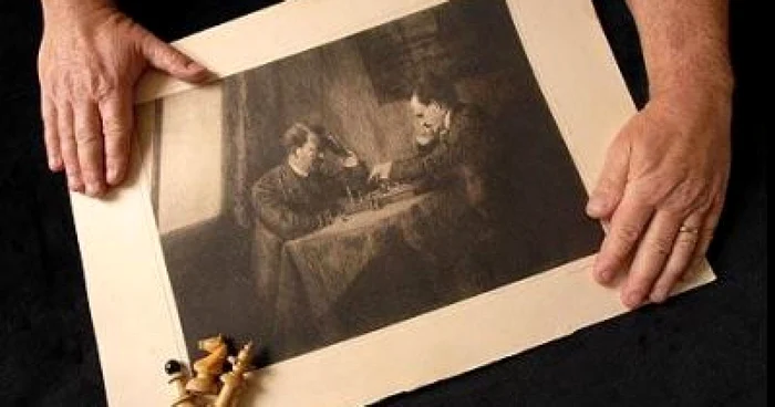 Gravura în care Hitler şi Lenin joacă şah, scoasă la licitaţie (The Telegraph)