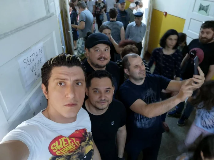
    Constantin Diță, Raiț Dragomir și Mihai Bobonete s-au pozat la secția de votarefoto: arhivă personală  