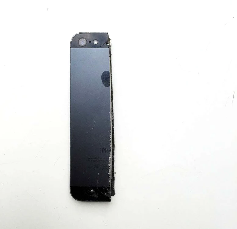 
    Nici telefonul nu a scăpat întregfoto: boredpanda.com  