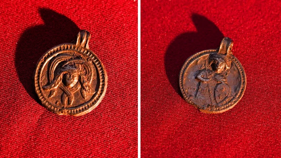 Arheologii din Rusia au descoperit un pandantiv medieval cu un sfânt creștin pe o parte și o figură asemănătoare Medusei pe cealaltă parte 