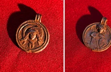 Arheologii din Rusia au descoperit un pandantiv medieval cu un sfânt creștin pe o parte și o figură asemănătoare Medusei pe cealaltă parte 