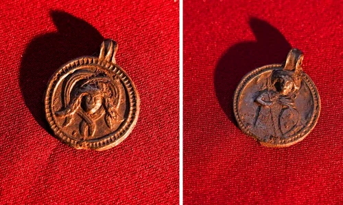 Arheologii din Rusia au descoperit un pandantiv medieval cu un sfânt creștin pe o parte și o figură asemănătoare Medusei pe cealaltă parte 