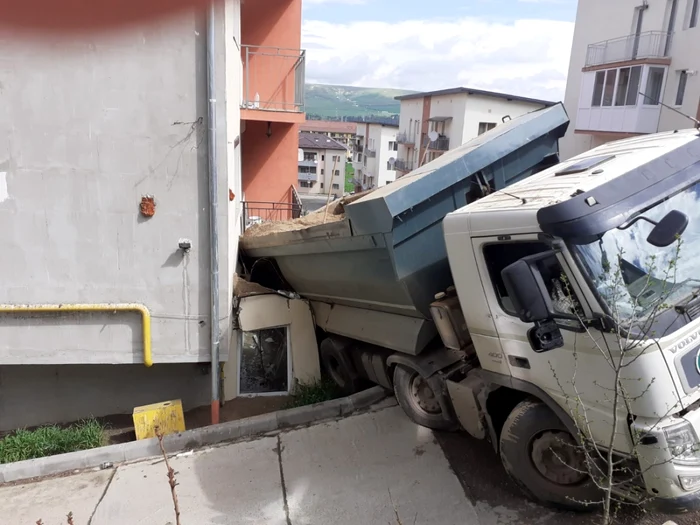 Au fost aviariate o anexă de la demisol şi o parte din balcon. FOTO: ISU Cluj