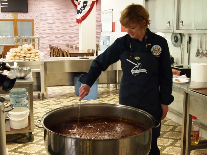 Cathy a gătit o tocăniță de vită pentru nevoiașii din sectorul 2