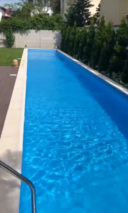 Proaspăta mămică se relaxează la piscina din curtea casei