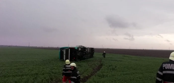 Autocarul a fost aruncat în mijlocul câmpului FOTO ISU Călăraşi