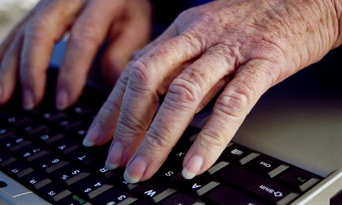 diagnosticare parkinson old hands keyboard jpeg