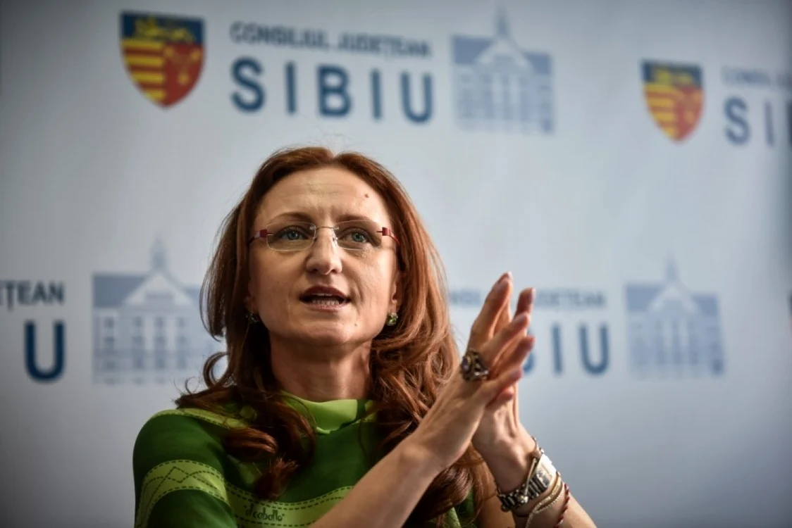 Preşedinta CJ Sibiu, Daniela Cîmpean, arată că aplicarea noii legi a salarizării poate lăsa judeţul fără bani de investiţii FOTO Silvana Armat