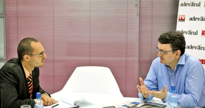Victor Ciorbea în redacţia ziarului Adevărul