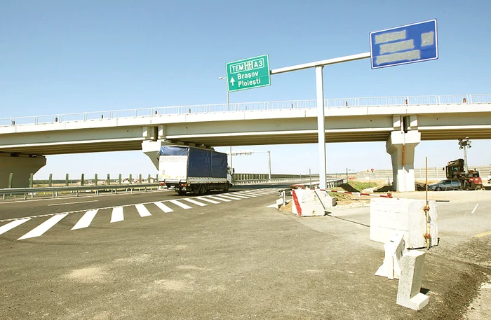 Drumul spre Moara Vlăsiei este pe jumătate asfaltat