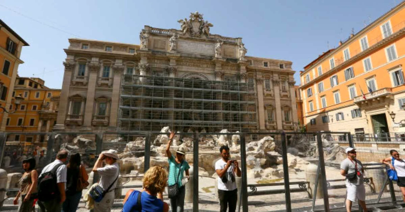 Turiştii continuă să arunce monede ca şi cum fântâna ar fi perfect funcţională. FOTO Huffington Post