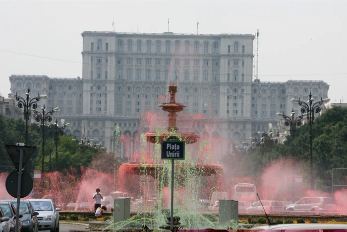 Apa fântânilor a fost colorată la iniţiativa lui Daniel Gont