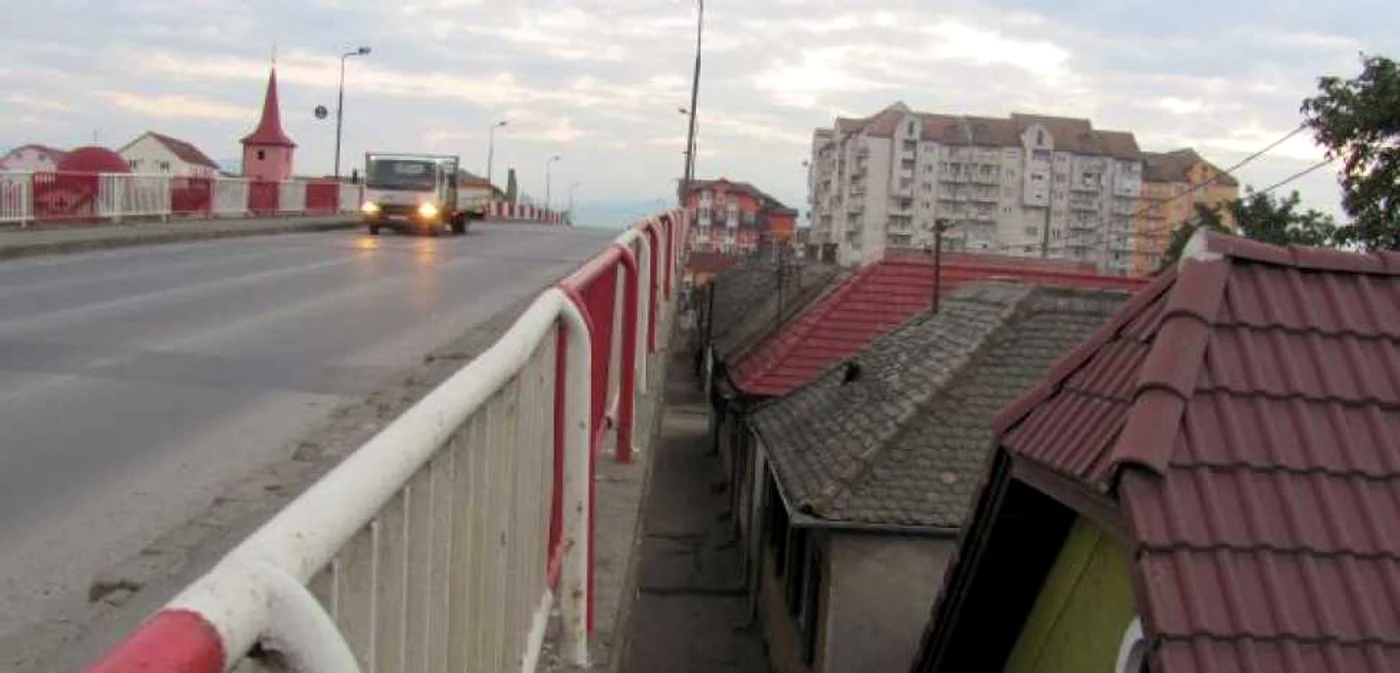 Viaductul din Gara Mică a fost construit în 1977, iar de atunci nu s-au mai făcut reparaţii capitale