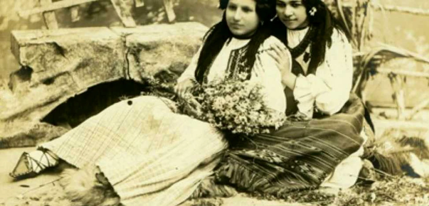 Tinerele fete puneau mare preţ pe sărbătoarea de Dragobete. FOTOGRAFII: Leopold Adler. Biblioteca Academiei Române.