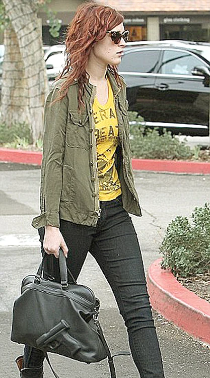 Rumer Willis e mult  mai în siguranţă cu  geanta cu revolver