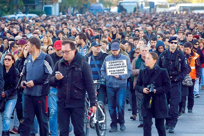 Bucureștenii au mers, ieri, în tăcere de la Universitate până în fața clubului „Colectiv”