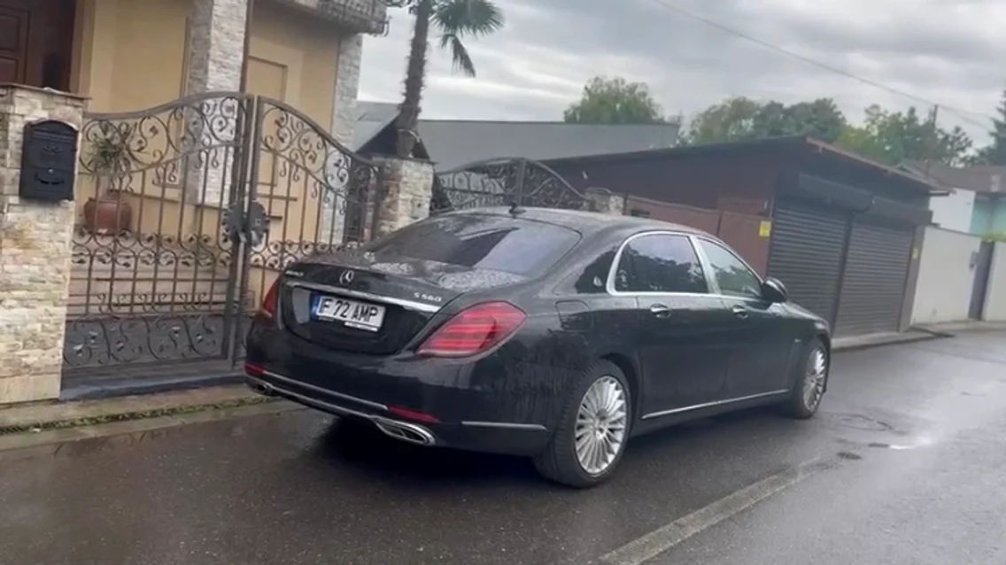 Mașina Maybach, în fața vilei de la Snagov foto Click!
