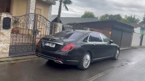 Mașina Maybach, în fața vilei de la Snagov foto Click!