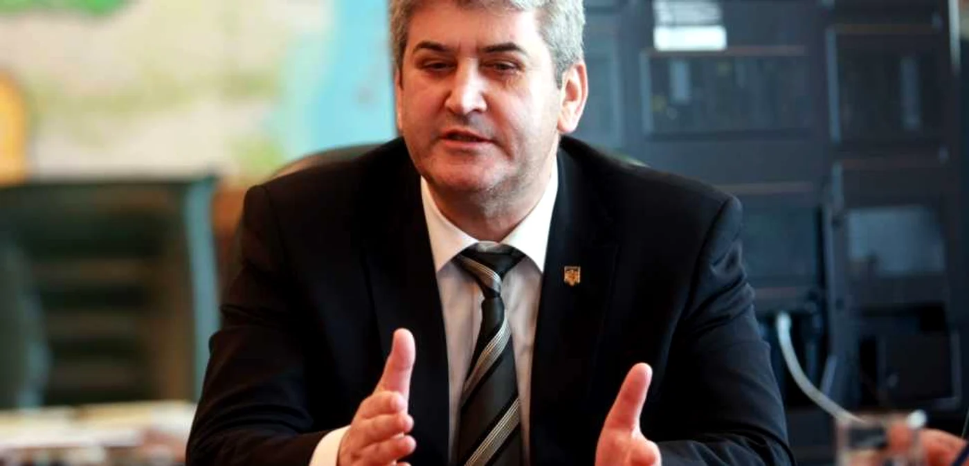 Premierul interimar Gabriel Oprea a anunţat majorarea salariilor demnitarilor