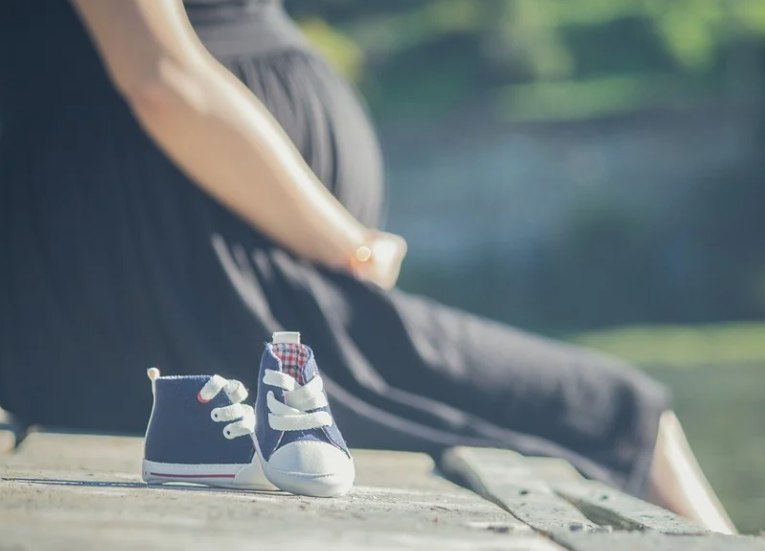 O adolescentă de 14 ani, gravidă, găsită in fără cunoștință la gara din Vaslui