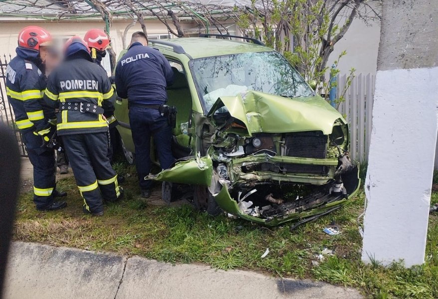 Un bărbat a murit după ce s-a izbit cu maşina de un stâlp, în județul Buzău