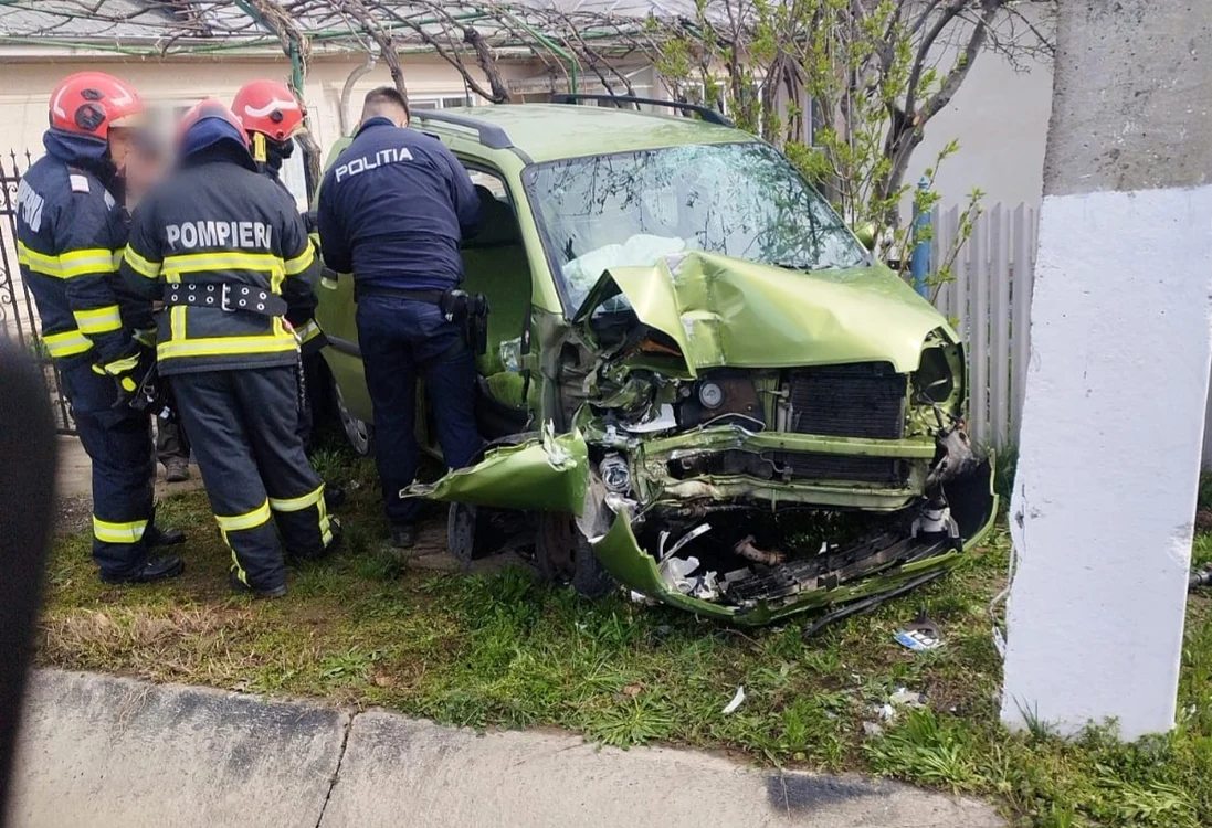 Mașina s-a izbit de un stâlp. FOTO Reporter Buzoian