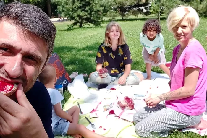 Dana Nălbaru și Dragoș Bucur alături de copiii lor / foto: Social media