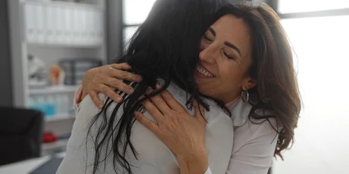 imbratisare shutterstock 2590425381 jpg