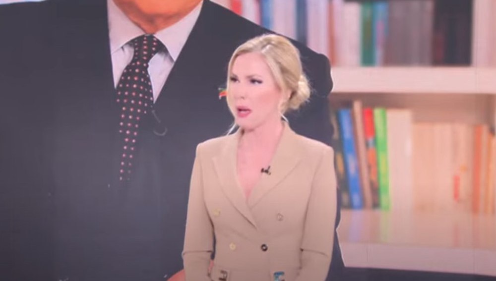 O prezentatoare TV din Italia izbucnește în plâns când anunță moartea lui Silvio Berslusconi VIDEO