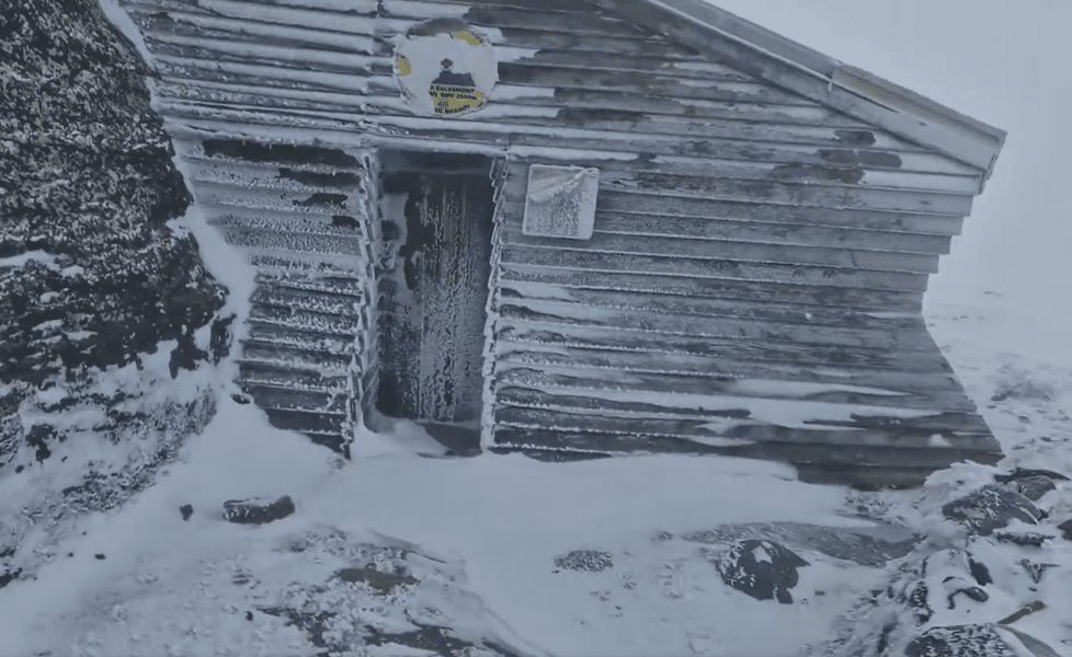 Ger și vânt de nu poți să stai în picioare, în Bucegi. Ninge viscolit de luni noapte