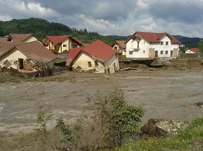 La Olăneşti, în judeţul Vâlcea, apele au măturat totul în calea lor