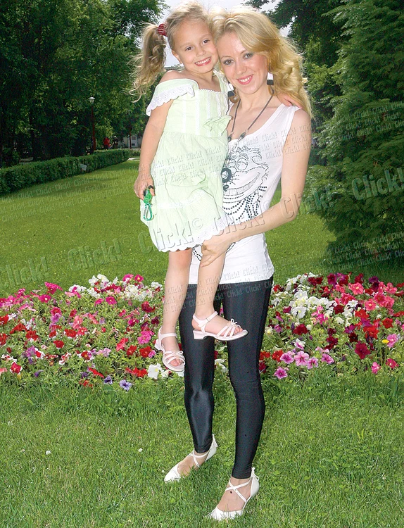 
    Beatrice este unul  din cei doi copii pe  care Larisa îi are  cu gimnastul  Marian Drăgulescu  