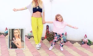 Andreei îi mai  trece dorul de  micuţă, când  se uită la telefon jpeg