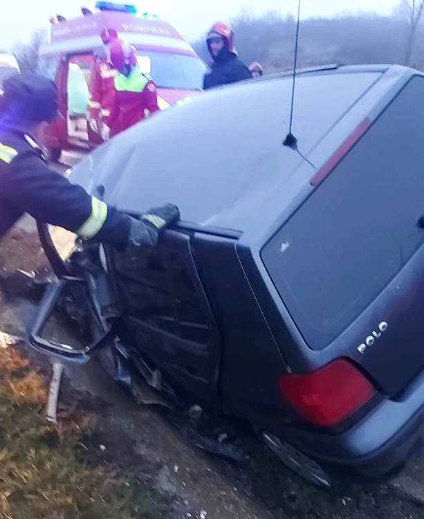 Pompierii au scos din mașină victima încarcerată. FOTO ISU Argeș