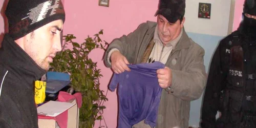 Percheziţie la tâlharii din Dumbrăveni. FOTO
