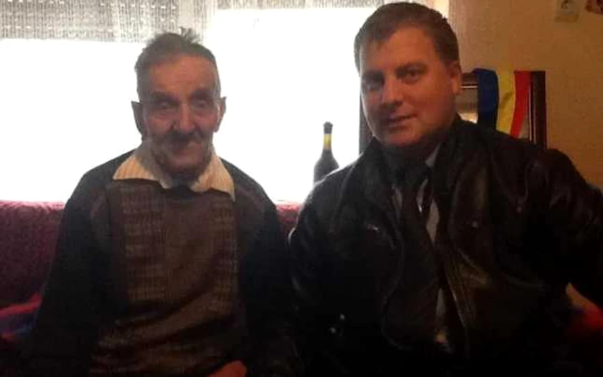 Ştefan Ioan Istrate a ajuns la vârsta de 103 ani. În dreapta, primarul comunei Şpring, Daniel Rusu