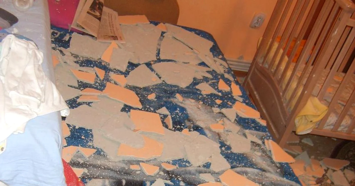 Tencuiala a căzut pe patul copiilor