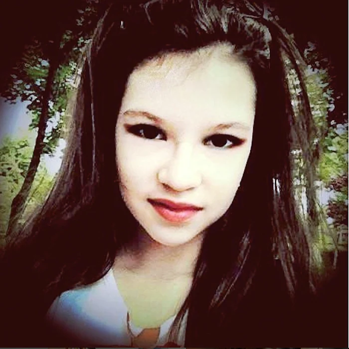 La 13 ani, Cleopatra are alură de fotomodel şi se machiază puternic, ca în reviste