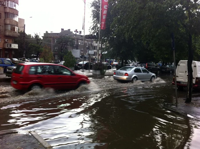 Sâmbătă seară, mai multe străzil ale Capitalei au fost inundate FOTO Cristina Răduţă