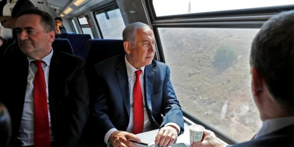 Benjamin Netanyahu (dreapta) inaugurand linia feroviara de mare viteza dintre Ierusalim si Tel Aavi alaturi de Israel Katz FOTO AFP