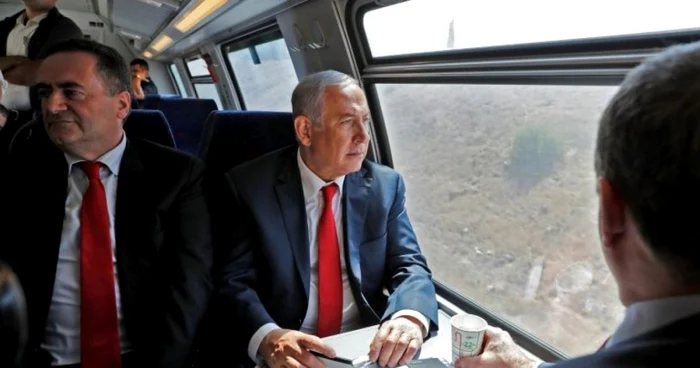 Benjamin Netanyahu (dreapta) inaugurând linia feroviară de mare viteză dintre Ierusalim şi Tel Aviv alături de ministrul Transporturilor Israel Katz FOTO AFP