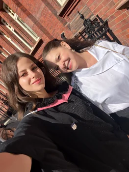 Rita Mureșan la ceremonia de absolvire a fiicei celei mici, Gloria Mureșan, la Londra. FOTO: Facebook